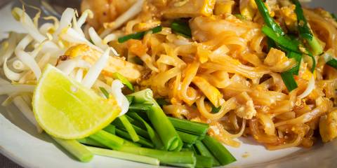 A plate of traditional vegetarian Pad Thai